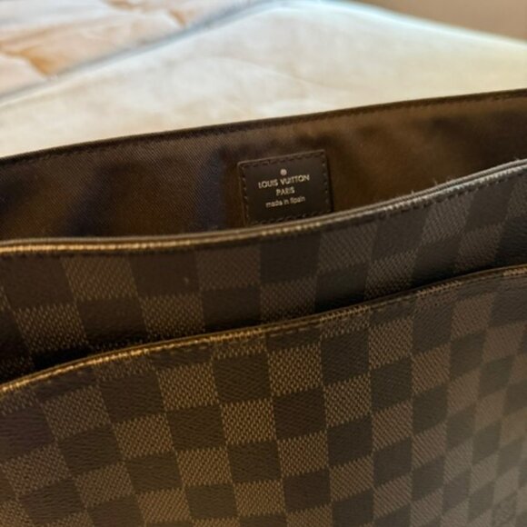 LOUIS VUITTON District PM Messenger Bag (pre owned, like new!) - Picture 8 of 9
